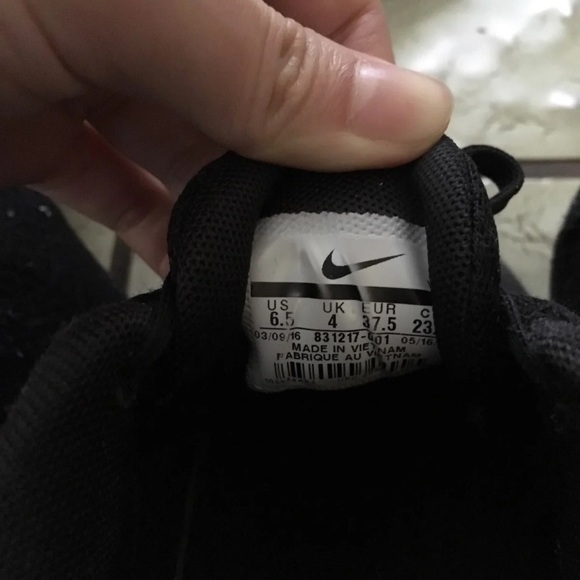 Black nike running shoes - Picture 3 of 4